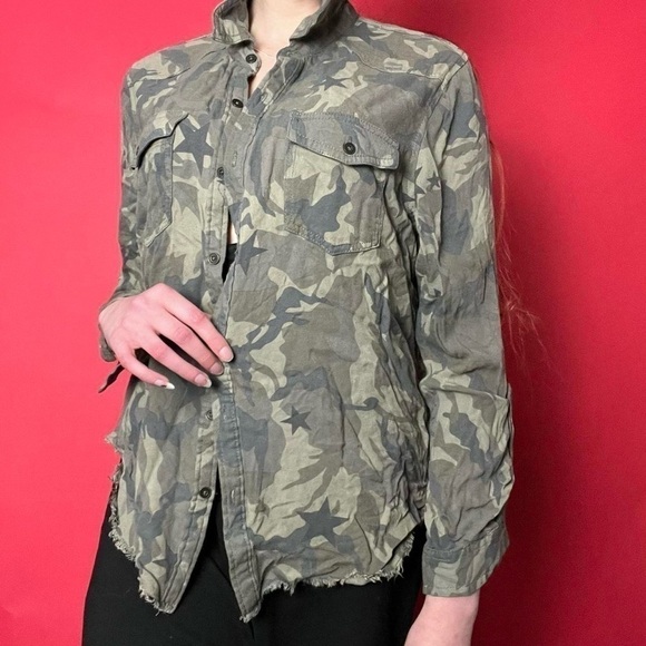 Camo button up ππ©Άβββββββββββββββ - Picture 2 of 4